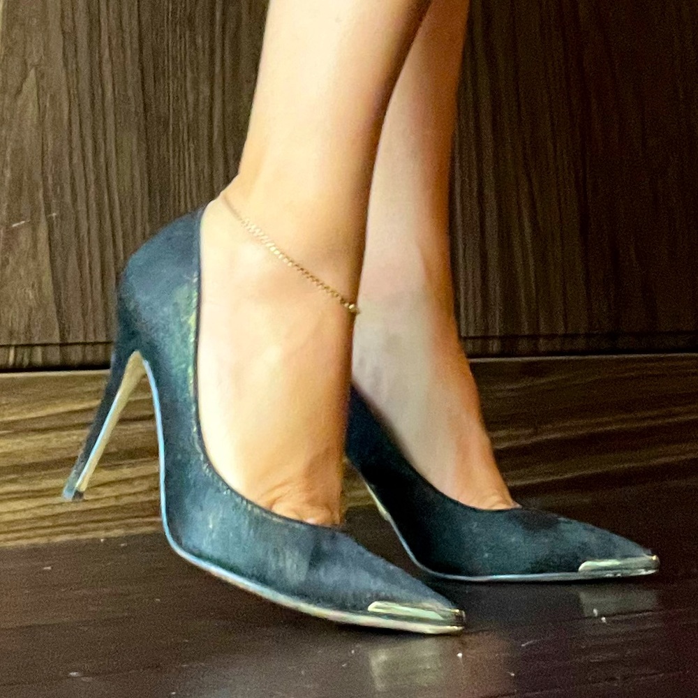 🖤 ⚜️ Black Ponyhair Pointy Pumps with Gold Accents ⚜️🖤